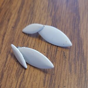 Cream Vintage Leaf-Shaped Stud Earrings